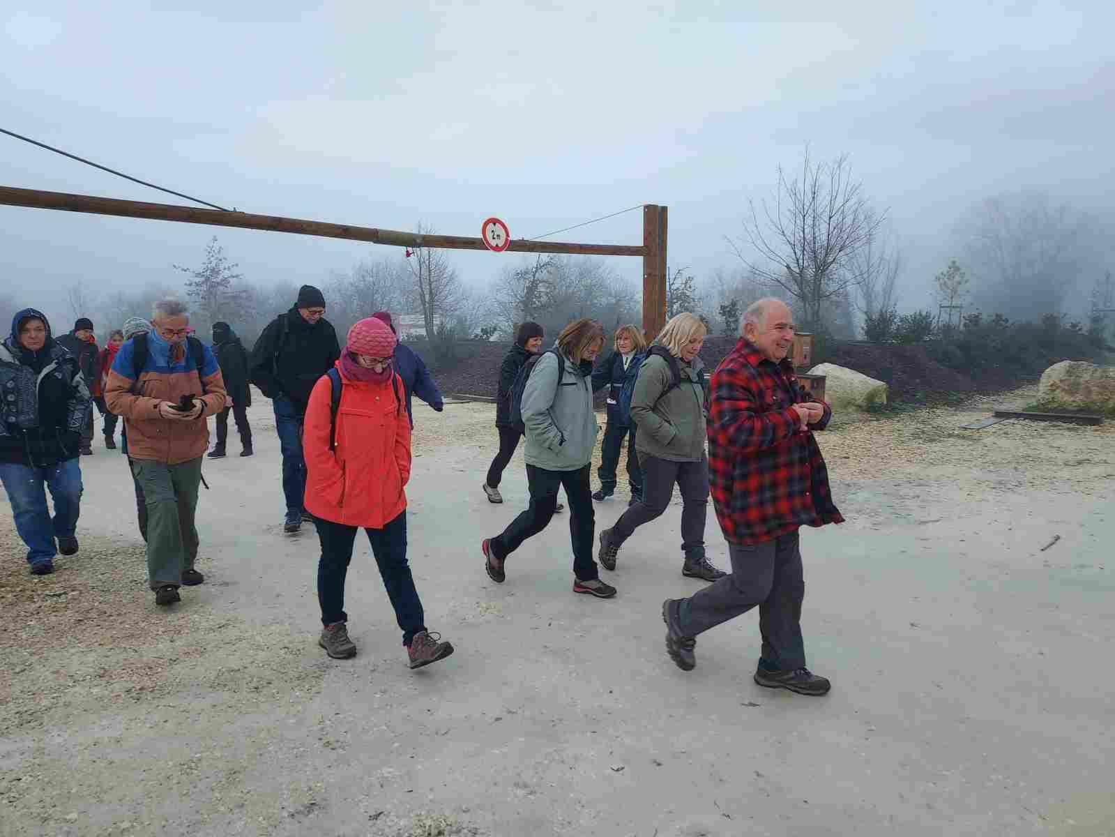 Photo de gens sortant d'un parking à pieds.